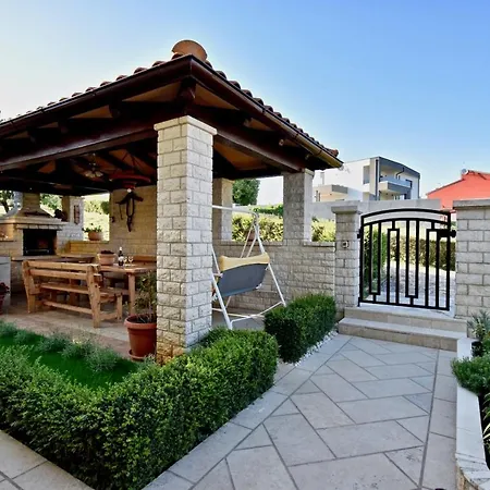 Delightful New Holiday With Grill And Trampoline Appartamento Galižana