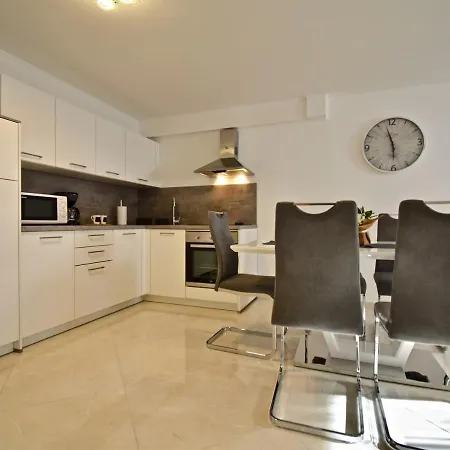 Delightful New Holiday With Grill And Trampoline Appartamento Galižana